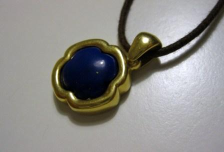 joya estilo egipcio con piedra lapislazuli